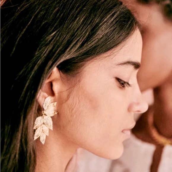 Sezane Bianca gold leaf drop earrings RARE - Picture 7 of 11